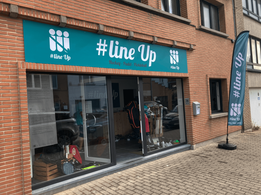 Beachflag-Line-up-Signalétique-extérieure-panokraainem